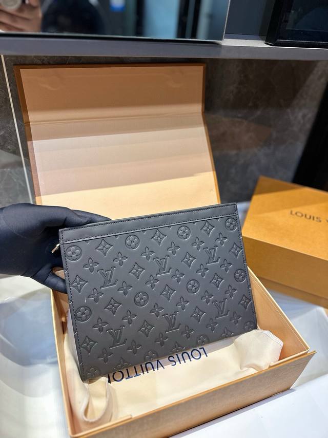 折叠礼盒 Lv 手拿包 老印花就是这么的百搭时尚，手包很大，对于不爱背包包的男士来说拿着个手包也是可以的，女生背惯了大包包也能带手包出门啦，比较方便ql尺寸26