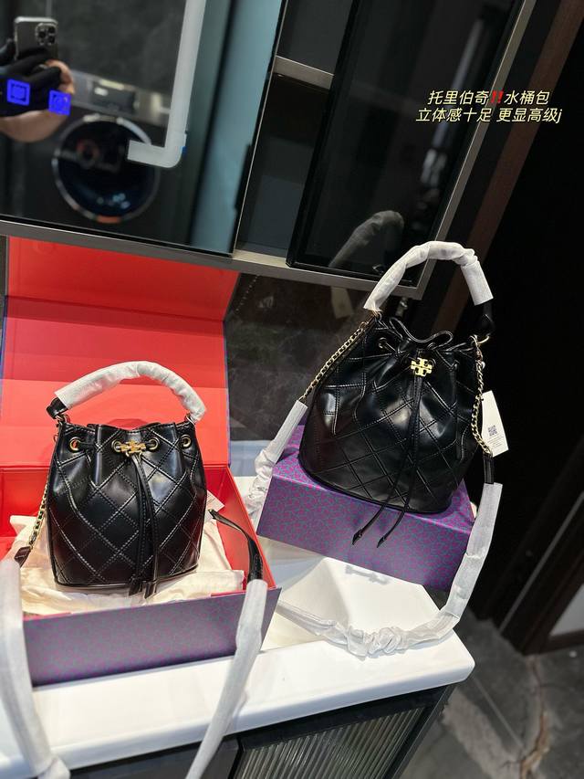 折叠礼盒 托里伯奇 水桶包 设计真的是开挂了 上身效果绝美 一年四季搭配绝绝子尺寸22.23 16.17 折叠礼盒 托里伯奇 水桶包 设计真的是开挂了 上身效果绝美 一年四季搭配绝绝子尺寸22.23 16.17