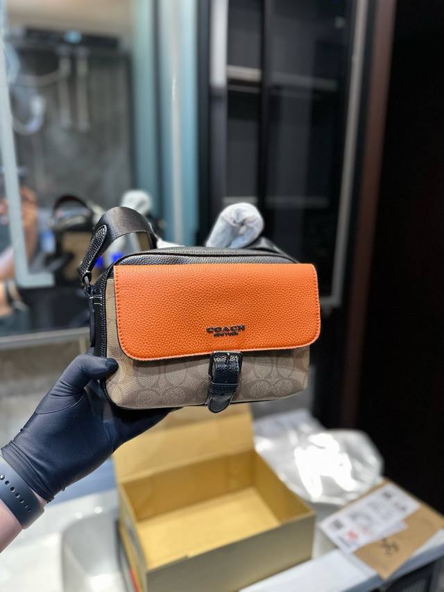 礼盒包装 Coach蔻驰 专柜新款单肩斜挎男包，整包进口环保pvc，手感超赞，支持对比，包内配logo防尘布袋 带二维码塑料袋，全部配套齐全，可扫专柜官网，尺寸