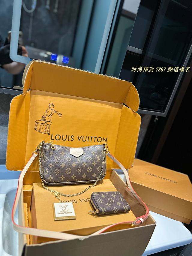 配送镜子钱包 Lv中古大麻将包 爆山的麻将包应该不用过多介绍吧 就冲它的颜值和实用性，完全配得上它断货王和涨价小天才的称号~ 可腋下单肩，可斜挎可手提，容量也很