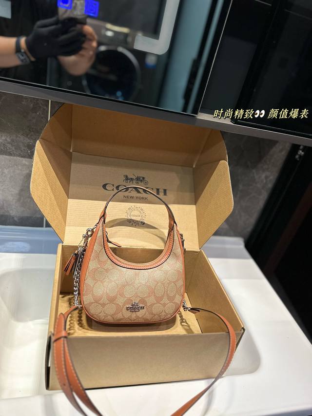小可爱来啦!Coach最新款 Carmen 单肩腋下月牙包,清新减龄,轻便百搭,小巧可爱 尺寸19 12Cm 小可爱来啦!Coach最新款 Carmen 单肩腋下月牙包,清新减龄,轻便百搭,小巧可爱 尺寸19 12Cm
