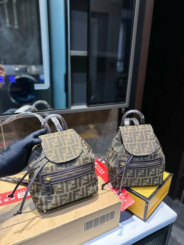 芬迪fendi 抽绳双肩包 潮男必备 气场强大 时尚感超强 辦识度很高 非常适合放随身物品~ 面料耐磨耐刮蹭，适合男生大大咧咧的性格 B尺寸21.23