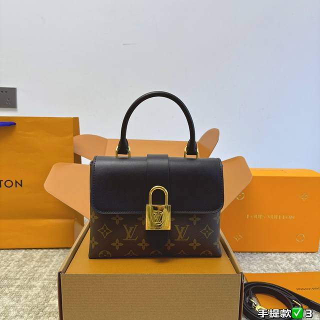 Lv新款锁头包 小复古又耐看，我自己也抵挡不住拼老花的诱惑，可酷可优雅的感觉，多种方式背携：适合不同心境与场合，令时尚格调整日如影随形：可手提、手挽，或借助可拆