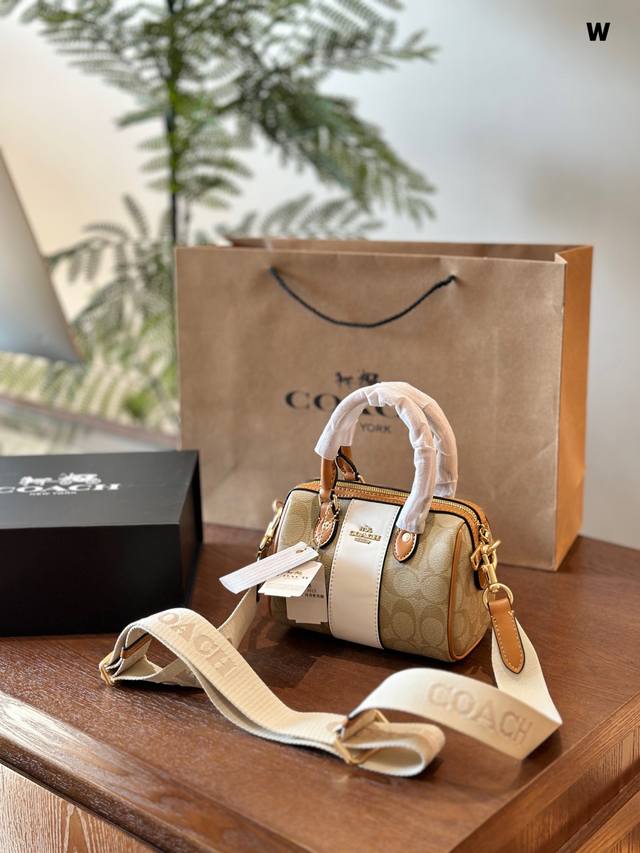 Coach新款波士顿 Coach迷你波士顿包24年新上的款，宽肩带奶茶配 色，手提斜挎都可以肩带可调节，Plus 轻松放下10台都无压力，尺寸约20*13*8.