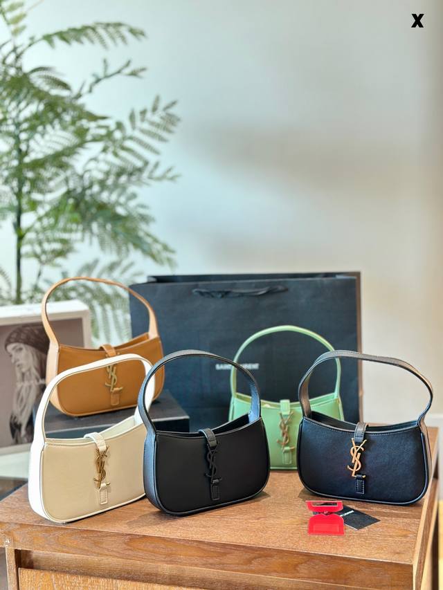 Ysl迷你&小号黑金hobo腋下包这个小号黑金hobo是刚出来的时候尺寸 销路挺好的然后他们家又顺着出了一个迷你的大小没收到之前觉得这个迷你会不会太小了 可能没