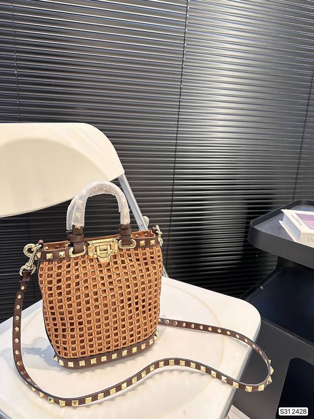 Valentino 华伦天奴编织包24春夏浓浓的度假风，却也适合日常觉得这样的包包得有一个，毕竟，海浪、沙滩，没人想拒绝# 尺寸：16 19 货号2428