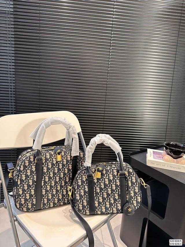 大号 小号 配折叠盒子 D-Vibe 迪奥保龄球包 体闲运动风来袭,款式简约又时尚,采用蓝色 Obliaue 印花面料精心制作,别具一格的皮革钥匙包,字母标志并 大号 小号 配折叠盒子 D-Vibe 迪奥保龄球包 体闲运动风来袭,款式简约又时尚,采用蓝色 Obliaue 印花面料精心制作,别具一格的皮革钥匙包,字母标志并