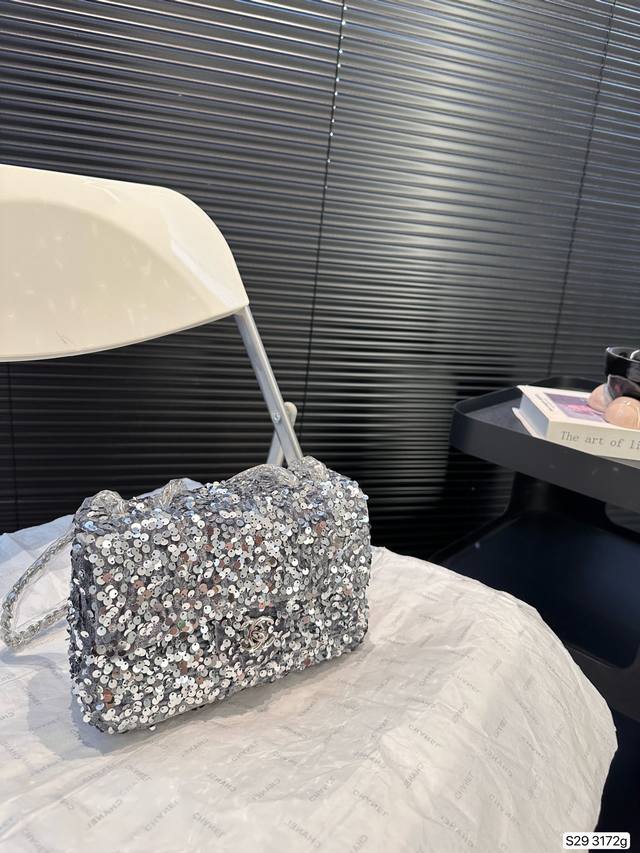 香奈儿cf 亮片包 是春天的心动啊！！！ 到手太惊喜了！！ 看起来很女人 其实休闲也很好搭. 是你的梦中情包吗闪闪惹人爱 就像是群星璀璨在深邃的夜空中眨着眼睛配