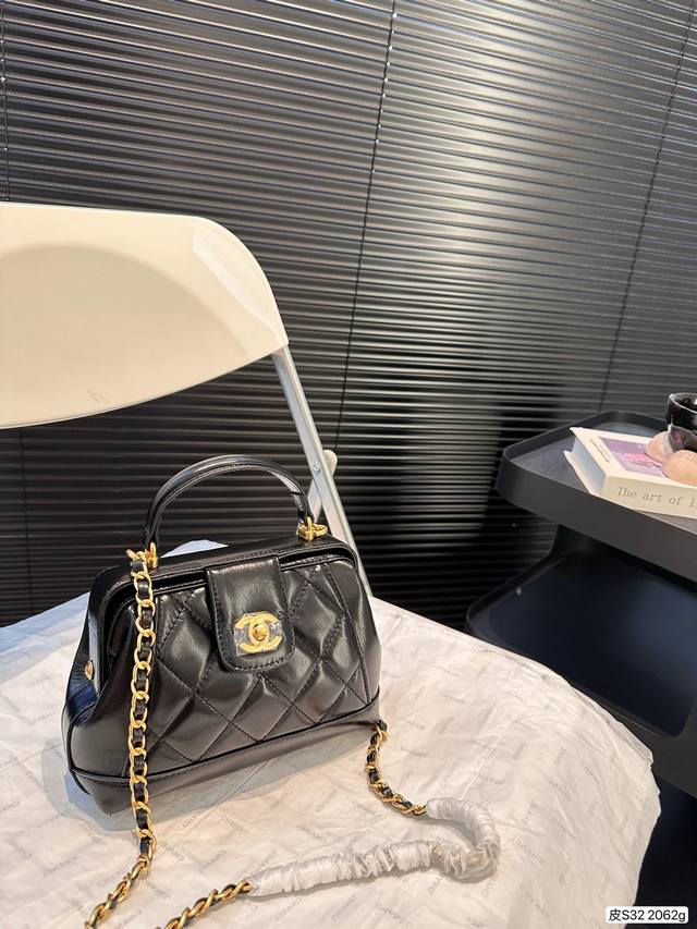 纯皮 香奈儿 Chanel 手提新款单肩包 简约大气风格 更加轻盈 可轻松驾驭各种风格 是每个酷酷女孩必入 尺寸：20 15 货号2062