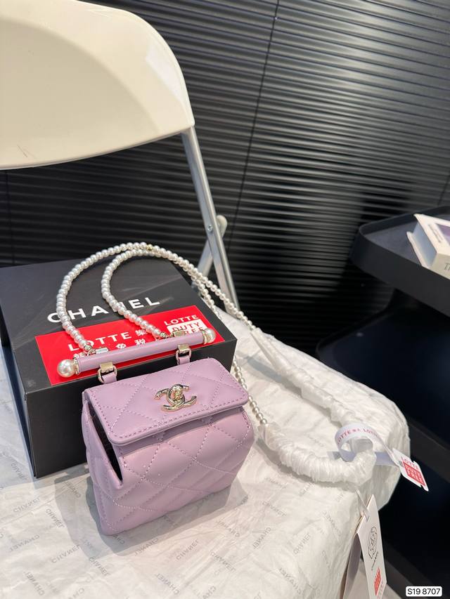 配折叠盒子 这期最爱的小废包。香奈儿珍珠链条的小三角包。造型独特加上珍珠链条,非常精致。尺寸:11.5 11 货号8707 配折叠盒子 这期最爱的小废包。香奈儿珍珠链条的小三角包。造型独特加上珍珠链条,非常精致。尺寸:11.5 11 货号8707