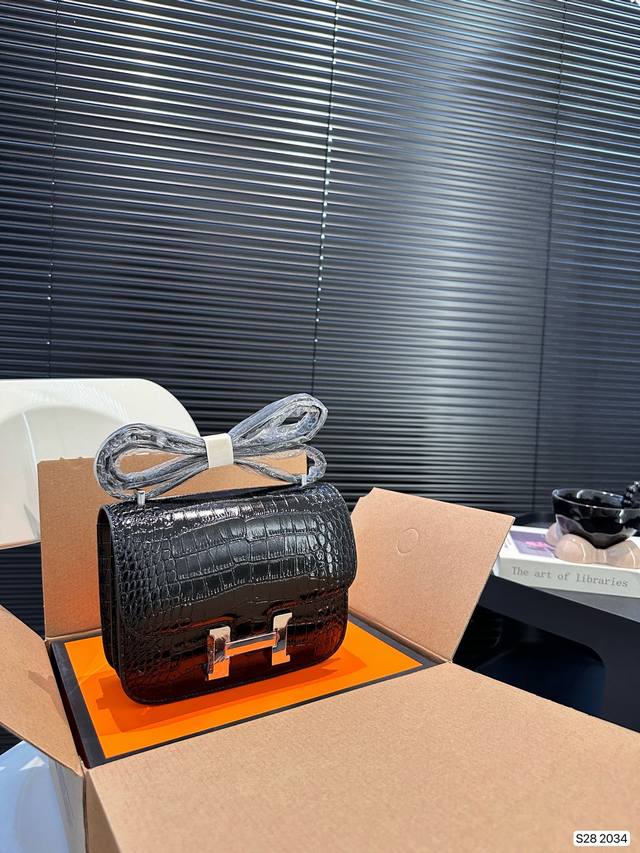 配飞机盒折叠盒子 安利一款不会过时的爱马仕康康空姐包herm*S 爱马仕 空姐包一直在热卖 美到窒息 设计简洁大方 出行很好搭配 各路女神们出街首选 稳赚回头率