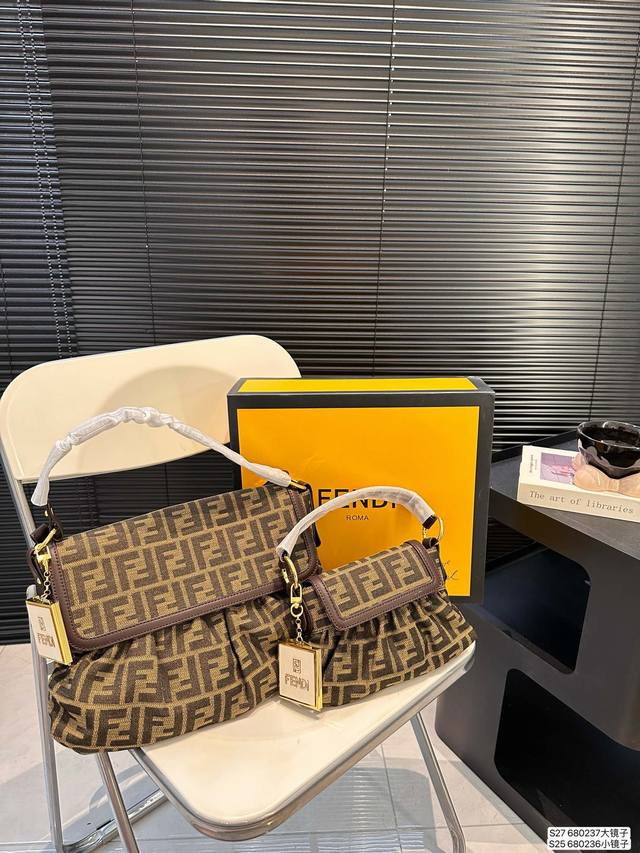 大号 小号 配折叠盒子 Fendi芬迪 双f云朵 百看不厌的， 自古以来都有它的存在， 很多纠结困难户， 都会首选哦！ 最大特点就是不挑衣什么风格都能hold得