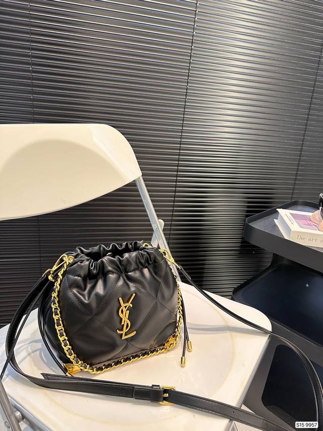 配盒子 圣罗兰抽绳水桶包 是熱腾腾新款 圣罗兰抽绳 Bag 又酷又甜的水桶包 出門随手一拎就很好看 尺寸18 18.5 货号改版9957