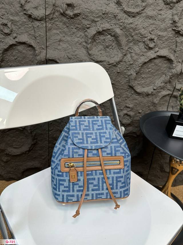 尺寸21.24Cm 芬迪fendi牛仔双肩包 上身小巧精致，肘尚潮流 容量可自重轻 能装好搭配不挑人喜欢双肩背包的不能错了这一只小可爱