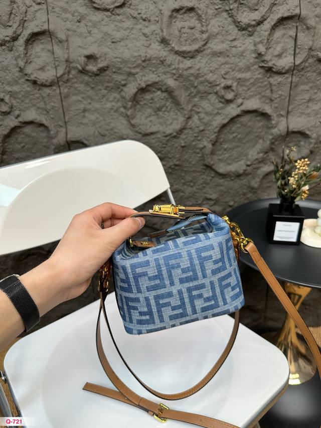 配折叠盒 Fendi芬迪牛仔饭盒包谁能不爱 便当包 但是它的好处就是，不是定型包，塌塌的懒懒的感觉，很随意，背上身也不会太正式老气，还有容量巨大！F家老花颜色就