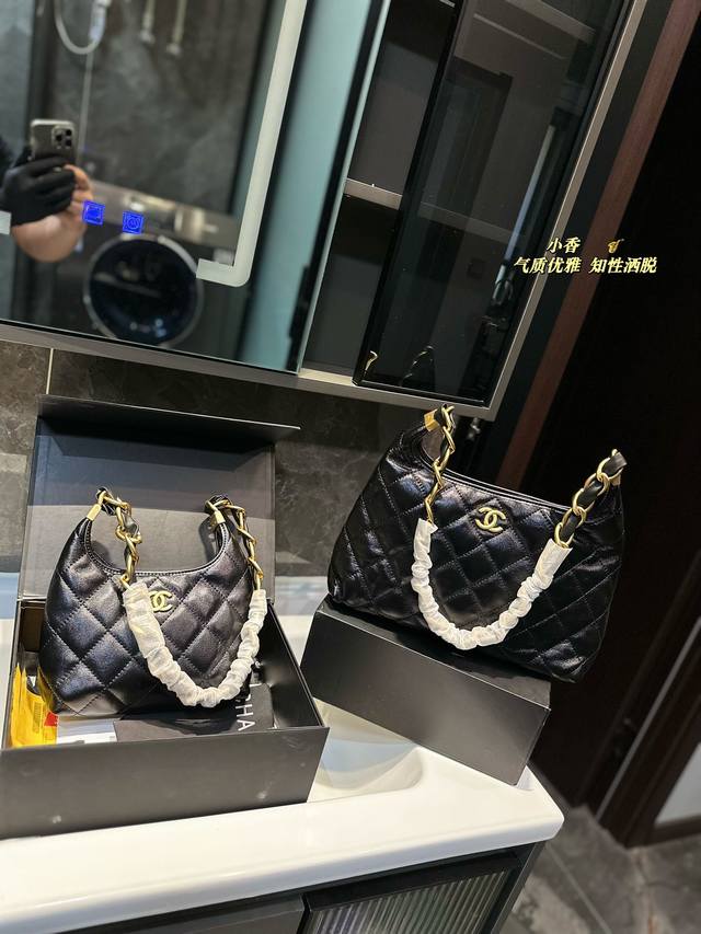 Size：22Cm 29Cm 香奈儿24A Hobo复古手袋 超级复古摩登， 实物手感油蜡皮赞 最新的新品哦！
