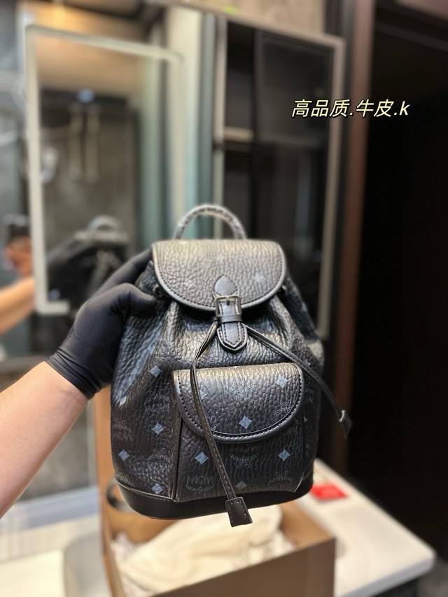 Mcm新品复古抽绳双肩包 集休闲复古为一体的抽绳设计 整体质感轻柔自重很轻 容量可以放下日常物品 包括折叠伞保温杯 双肩+抽绳我只能说是解放双手的百搭单品我是搭 Mcm新品复古抽绳双肩包 集休闲复古为一体的抽绳设计 整体质感轻柔自重很轻 容量可以放下日常物品 包括折叠伞保温杯 双肩+抽绳我只能说是解放双手的百搭单品我是搭