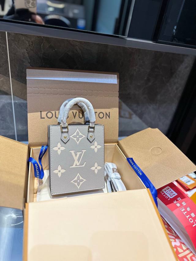 全套飞机折叠礼盒 Lv 新款 购物袋最新 托特琴谱包出货 配长肩带斜挎可以手提 一上身就秒爱上它! X尺寸:14*5*17Cm 全套飞机折叠礼盒 Lv 新款 购物袋最新 托特琴谱包出货 配长肩带斜挎可以手提 一上身就秒爱上它! X尺寸:14*5*17Cm