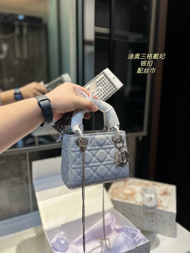 折叠礼盒 小羊皮 三格 银标 “原版k金五金 不掉色 ” |全套包装dior 迪奥戴妃包!小星星 Dior Lady羊皮绝美手袋 真的是太美了 好lady风 五 折叠礼盒 小羊皮 三格 银标 “原版k金五金 不掉色 ” |全套包装dior 迪奥戴妃包!小星星 Dior Lady羊皮绝美手袋 真的是太美了 好lady风 五