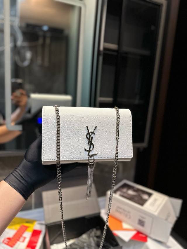 圣罗兰woc 链条包 圣罗兰 Ysl 专柜最新同步款,来自最新一季的绝妙设计,经典的monogram Logo点缀,超大容量, 五金更是特别,!工序非常复杂,给 圣罗兰woc 链条包 圣罗兰 Ysl 专柜最新同步款,来自最新一季的绝妙设计,经典的monogram Logo点缀,超大容量, 五金更是特别,!工序非常复杂,给