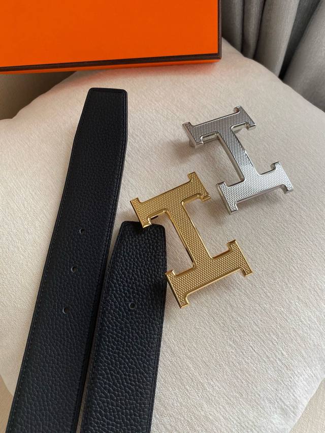 爱马仕这款皮带采用奢华的牛皮材质,独具原创个性且精致不凡。双面可用 Gancini金属扣饰的分层构造打造富有趣致的3D立体效果。手工精制而成,打造奢华却又不失现 爱马仕这款皮带采用奢华的牛皮材质,独具原创个性且精致不凡。双面可用 Gancini金属扣饰的分层构造打造富有趣致的3D立体效果。手工精制而成,打造奢华却又不失现