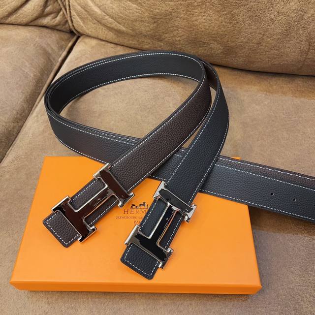 爱马仕这款皮带采用奢华的牛皮材质，独具原创个性且精致不凡。金属扣饰的分层构造打造富有趣致的3D立体效果。手工精制而成，打造奢华却又不失现代感的外观超级百搭。商务