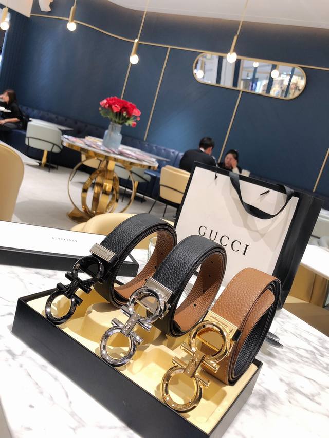 礼物菲拉格慕这款时髦的双面皮带采用双色设计，柔软的牛皮经过手工处理，双面可用 一面黑色一面土黄色打造出极其柔韧的触感。Gancini扣饰饰有对比细节，风格时尚现