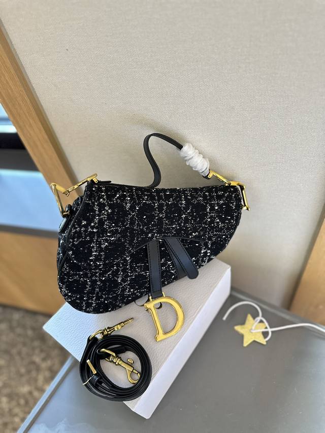 折叠礼盒包装 送丝巾 D家轰动时尚的马鞍包当数老花款最受热捧~每个包柜里都应该有的永恒经典!也必将是一直火爆的传奇之作,Dior Saddle马鞍包,有故事的包 折叠礼盒包装 送丝巾 D家轰动时尚的马鞍包当数老花款最受热捧~每个包柜里都应该有的永恒经典!也必将是一直火爆的传奇之作,Dior Saddle马鞍包,有故事的包