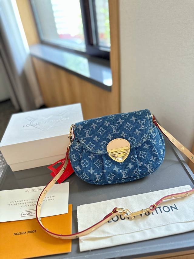 折叠礼盒包装 Lv Sunset 腋下包 两条肩带 可延伸斜挎 Sunset 手袋聚焦 Monogram Denim 帆布。该材质依托多重工艺制成，以全球有机纺