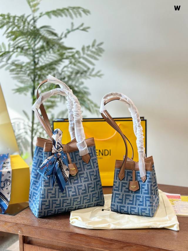 高级感十足芬迪牛仔水桶包 Fendi牛仔折叠包origami单宁心动牛仔蓝灵感源自于折纸艺术，可随意变化包型，隐藏式磁扣保证物品的安全，也更加美观，打开是一个t
