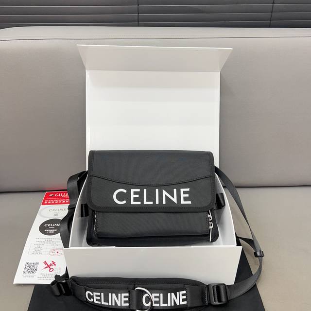 Celine 赛琳 黑色印花尼龙磁扣单肩背手提相机差包 男女通用斜挎包 采用精湛镶嵌细工,实物拍摄 原厂原版面料 配送防尘袋 礼盒 19 X 25 Cm。 Celine 赛琳 黑色印花尼龙磁扣单肩背手提相机差包 男女通用斜挎包 采用精湛镶嵌细工,实物拍摄 原厂原版面料 配送防尘袋 礼盒 19 X 25 Cm。