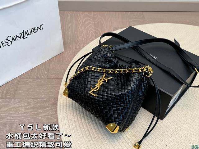 圣罗兰ysl这款水桶包太好看了～ 容量够大 精致可爱好适合夏天背呀 尺寸19 19