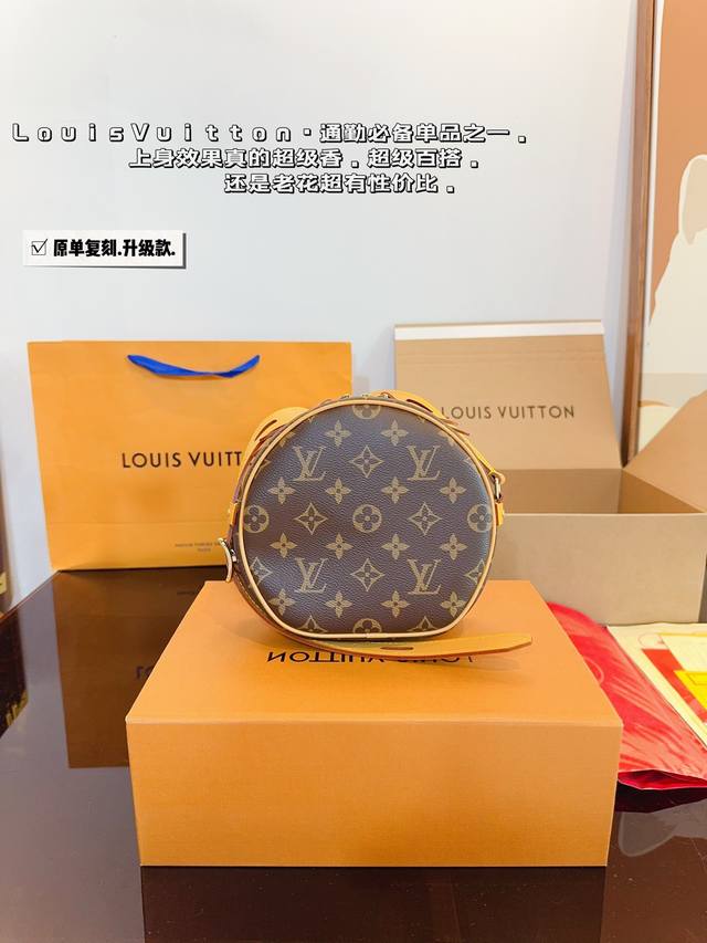 配礼盒. Lv 小圆饼 Lv 苹果包 圆饼包经典的路易*威登帽盒摇身变为此款风格可爱的随身小袋。小巧而实用 双版本设计:经典monogram帆布搭配牛皮饰边;新 配礼盒. Lv 小圆饼 Lv 苹果包 圆饼包经典的路易*威登帽盒摇身变为此款风格可爱的随身小袋。小巧而实用 双版本设计:经典monogram帆布搭配牛皮饰边;新