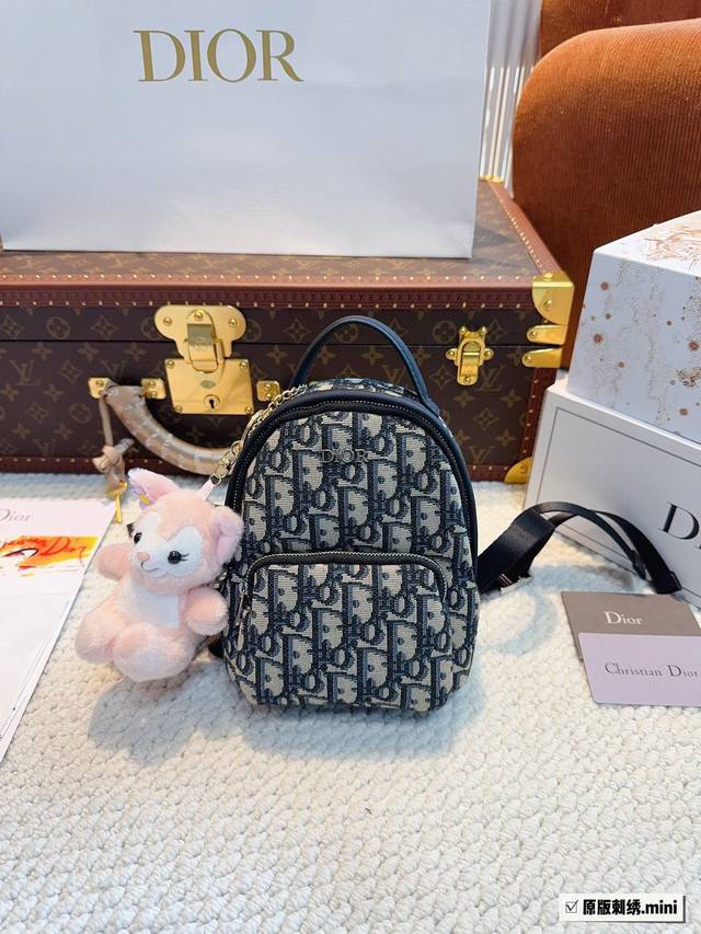 配礼盒. 迪奥dior Mini双肩包 又甜又酷 一整个爱住 百搭时尚 颜值超高是每个潮酷女孩必入单品尺寸：15*6*18Cm