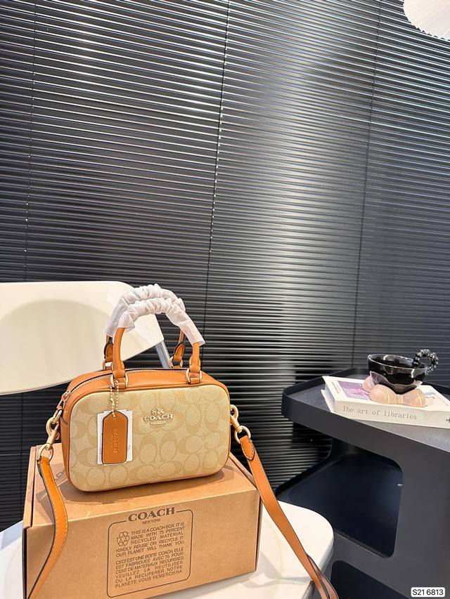 配折叠盒子 蔻驰相机包 Coach6月新品是你喜欢的小方包吗 Coach这次的新品好好看，很百搭的款式和颜色，还有长肩带能斜挎，包自身容量也非常大简直就是这个夏