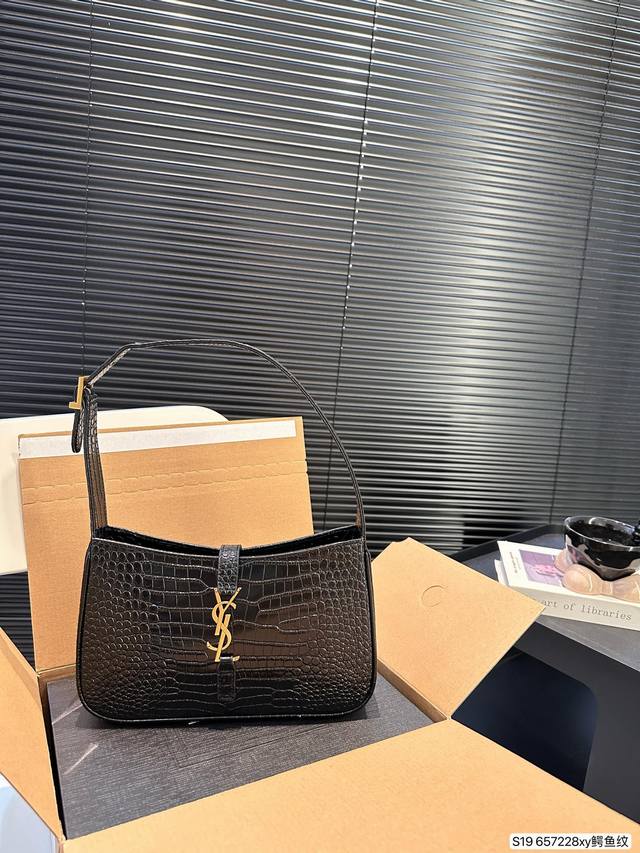 配飞机盒折叠盒子 Ysl圣罗兰hobo鳄鱼纹腋下包， 今天的这只方方正正的腋下包又是满满的惊喜呀摸_上去皮质丝滑触感让人一不小心就上瘾除了好质感设计也十分特别以