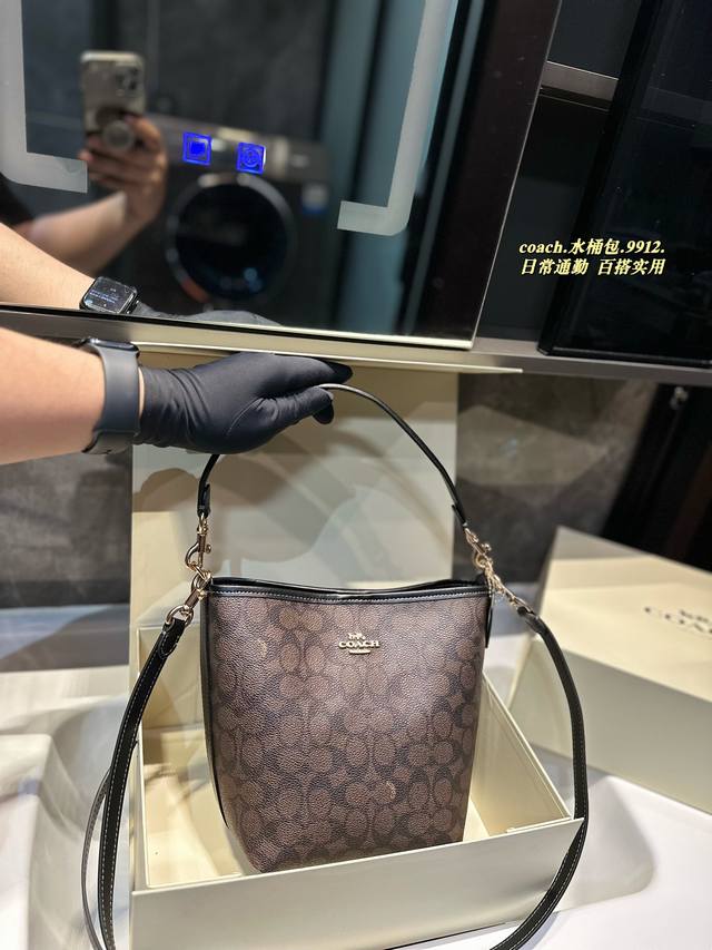 礼盒包装 Size:18.21Cm 蔻驰 City水桶包 实用性超强 中间带拉链隔层,有吸扣! 上身效果好好看! 绝绝子ydds! 礼盒包装 Size:18.21Cm 蔻驰 City水桶包 实用性超强 中间带拉链隔层,有吸扣! 上身效果好好看! 绝绝子ydds!