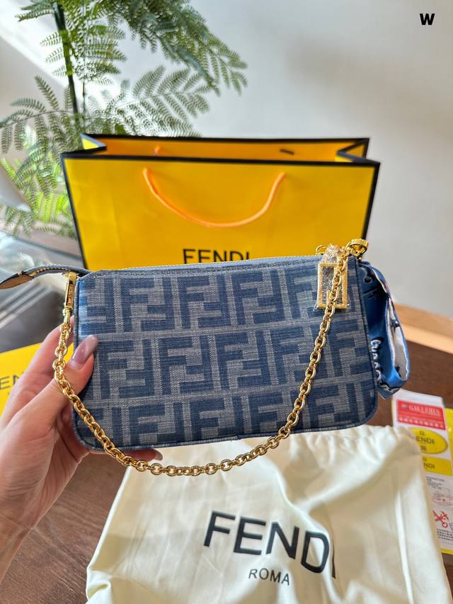 Fendi麻将 女包女士腋下麻将包origami魔术包托特包手拎包单肩包斜挎包 对比法棍，这只麻将包也不逊色 兼具时髦和实用性 包身硬挺，装很多东西也不会像法棍