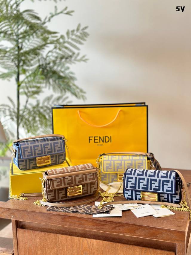 Fendi牛仔法棍包 米兰时装周街拍中，潮人们背的最多的包包大概就是fendi芬迪的这款腋下包了经典布料有种慵慵懒懒的街 头风。戚薇、Rosie等明星日常出街也