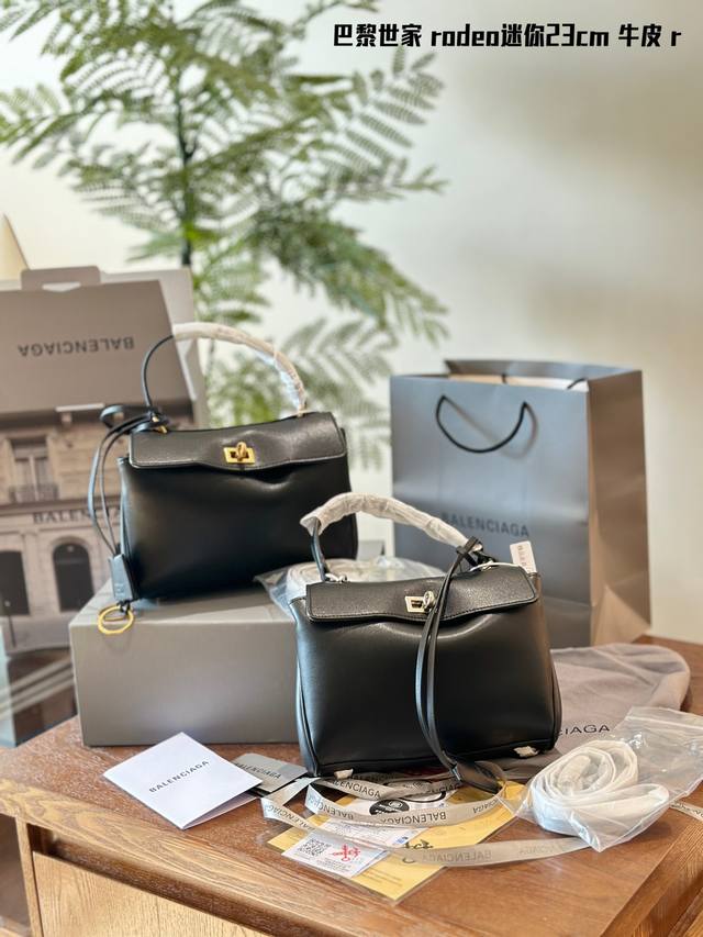 牛皮迷你 这款巴黎世家rodeo包包一共分四个尺寸,我入手的国产的rodeo包包已经到手一周了基本上都在背,这款包包实用性和颜值并存 我自己选的小号尺寸,容量我 牛皮迷你 这款巴黎世家rodeo包包一共分四个尺寸,我入手的国产的rodeo包包已经到手一周了基本上都在背,这款包包实用性和颜值并存 我自己选的小号尺寸,容量我