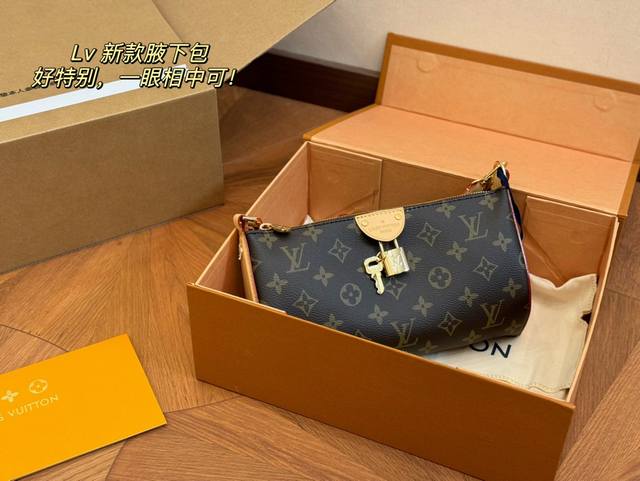 配折叠飞机盒 Size：23*13Cm Lv 新款 锁头腋下包 跟麻将包一样实用能装~ 春夏背着轻轻松松