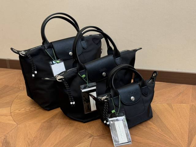 无盒 Size：底宽18 上宽25*高14 小 底宽20 上宽25*高19 中 底宽28 上宽36*高22 大 代购级别珑骧 非市场普通货 配皮是头层牛皮 连布