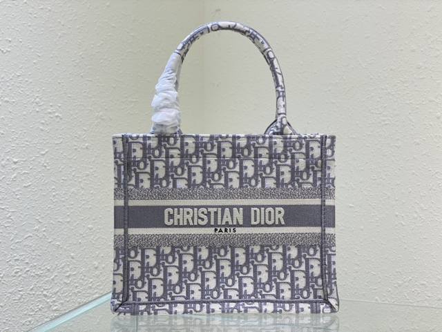 购物袋新尺寸 Dior Book Tote 时尚易逝 经典永存 Dior 高级 定制系列 刺绣帆布手提包 创造经典 演绎时尚 肩背与手提两用 小号尺寸:26.5 购物袋新尺寸 Dior Book Tote 时尚易逝 经典永存 Dior 高级 定制系列 刺绣帆布手提包 创造经典 演绎时尚 肩背与手提两用 小号尺寸:26.5