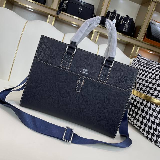 原单货新款高端男士休闲公文包做工超级精致优雅。配用进口原料牛皮专柜专用五金和专用里布包装袋。皮质手感柔软舒适“超级上档次型号33127-1克色．兰色尺寸38*2