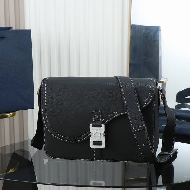 市场最高版本,欢迎对比 马鞍信使包 黑色粒面牛皮革 编号: 1Adme162Ykk_H00N 这款马鞍信使包采用经典的设计,彰显精致的优雅气质,为马鞍系列提升格 市场最高版本,欢迎对比 马鞍信使包 黑色粒面牛皮革 编号: 1Adme162Ykk_H00N 这款马鞍信使包采用经典的设计,彰显精致的优雅气质,为马鞍系列提升格