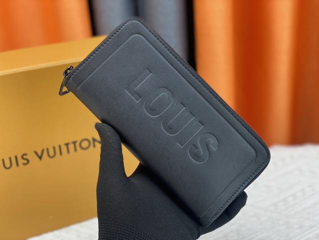 钱包 原版 实物拍摄 自家背景 M63095压大字 光滑皮质饰边的压纹小牛皮 潮流时尚的拉链钱夹 八个信用卡位，拉链零钱隔层，开放式纸币隔层，3个大隔层，可放票