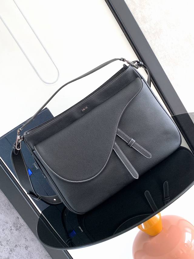 超大号出货di.Or 这款马鞍单肩包采用奢华柔软的粒面牛皮革精心制作。正面马鞍口袋与系列标志性造型相呼应，提供额外的收纳空间，便于收纳日常物品。带有可拆卸的皮革