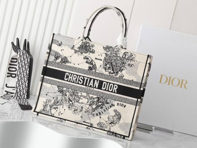 独家实物拍摄 大 原单 Dior Book Tote 托特 白色星座大42Cm 这款 Book Tote手袋由女装创意总监玛丽亚 嘉茜娅 蔻丽 Maria Gr 独家实物拍摄 大 原单 Dior Book Tote 托特 白色星座大42Cm 这款 Book Tote手袋由女装创意总监玛丽亚 嘉茜娅 蔻丽 Maria Gr