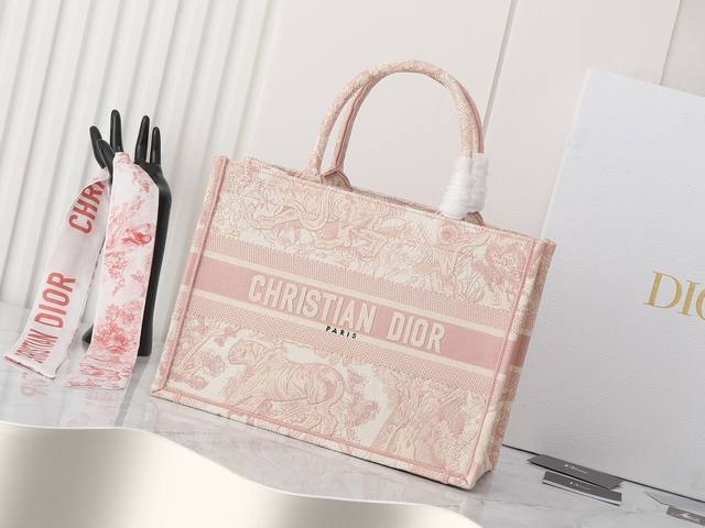 独家实物拍摄 中 原单 Dior Book Tote 托特 粉色老虎中36Cm 这款 Book Tote手袋由女装创意总监玛丽亚 嘉茜娅 蔻丽 Maria Gr 独家实物拍摄 中 原单 Dior Book Tote 托特 粉色老虎中36Cm 这款 Book Tote手袋由女装创意总监玛丽亚 嘉茜娅 蔻丽 Maria Gr