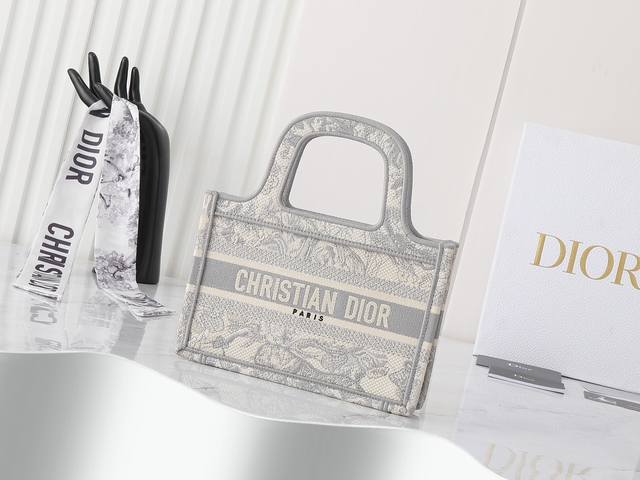独家实物拍摄 迷你 原单 Dior Book Tote 托特 灰色老虎迷你22Cm 这款 Book Tote手袋由女装创意总监玛丽亚 嘉茜娅 蔻丽 Maria